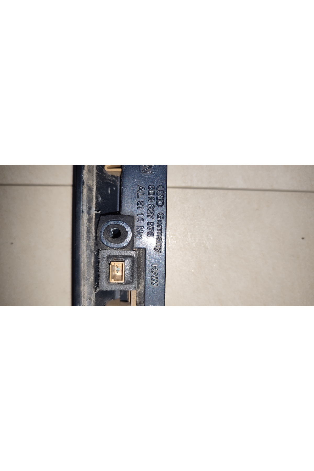 Orijinal Audi A3 8l Bagaj Kapağı Bagaj Kolu Plaka Lambası Tutucu 8D9827576 - Görsel 4