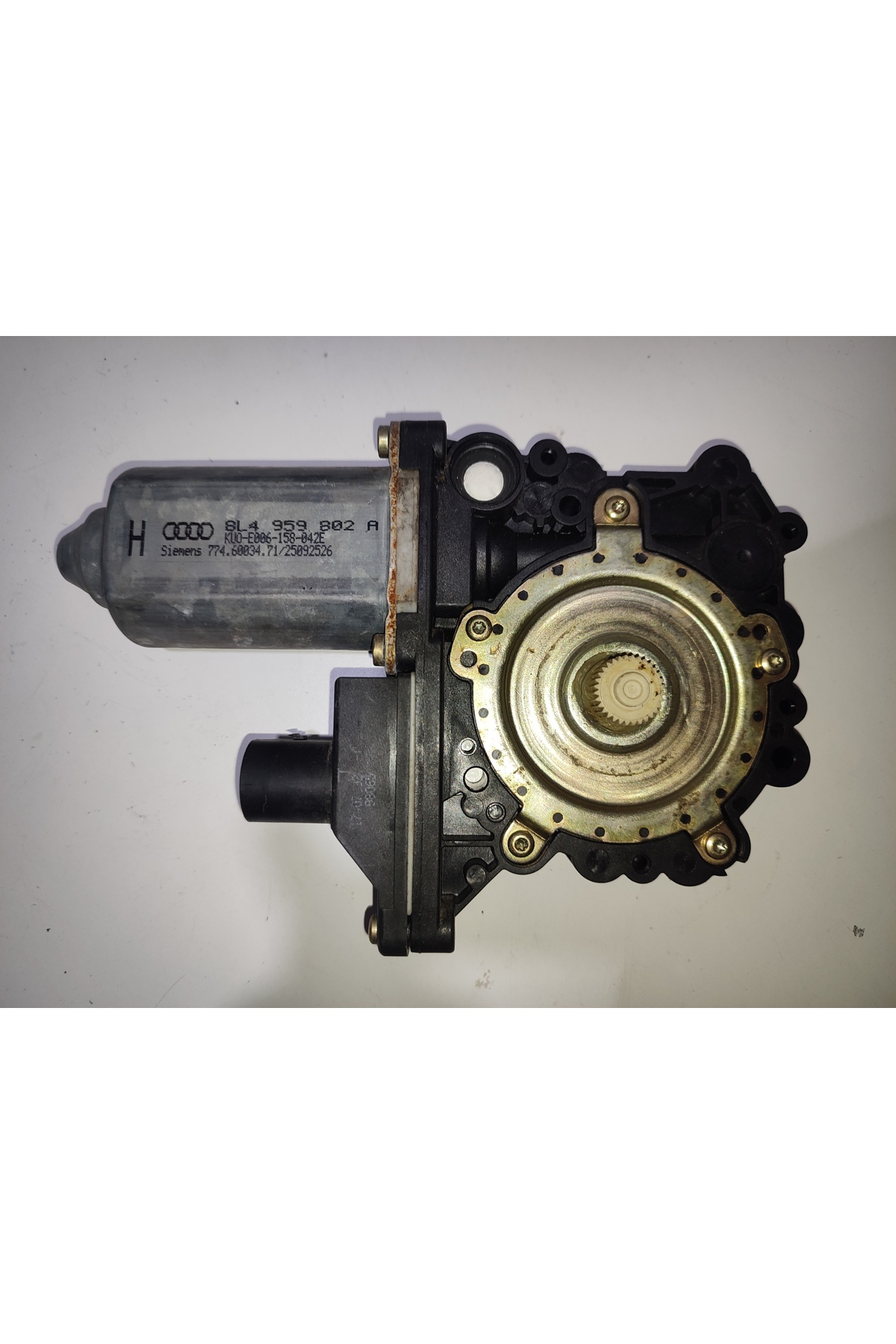Audi A3 sol ön cam motoru 8L4959802A