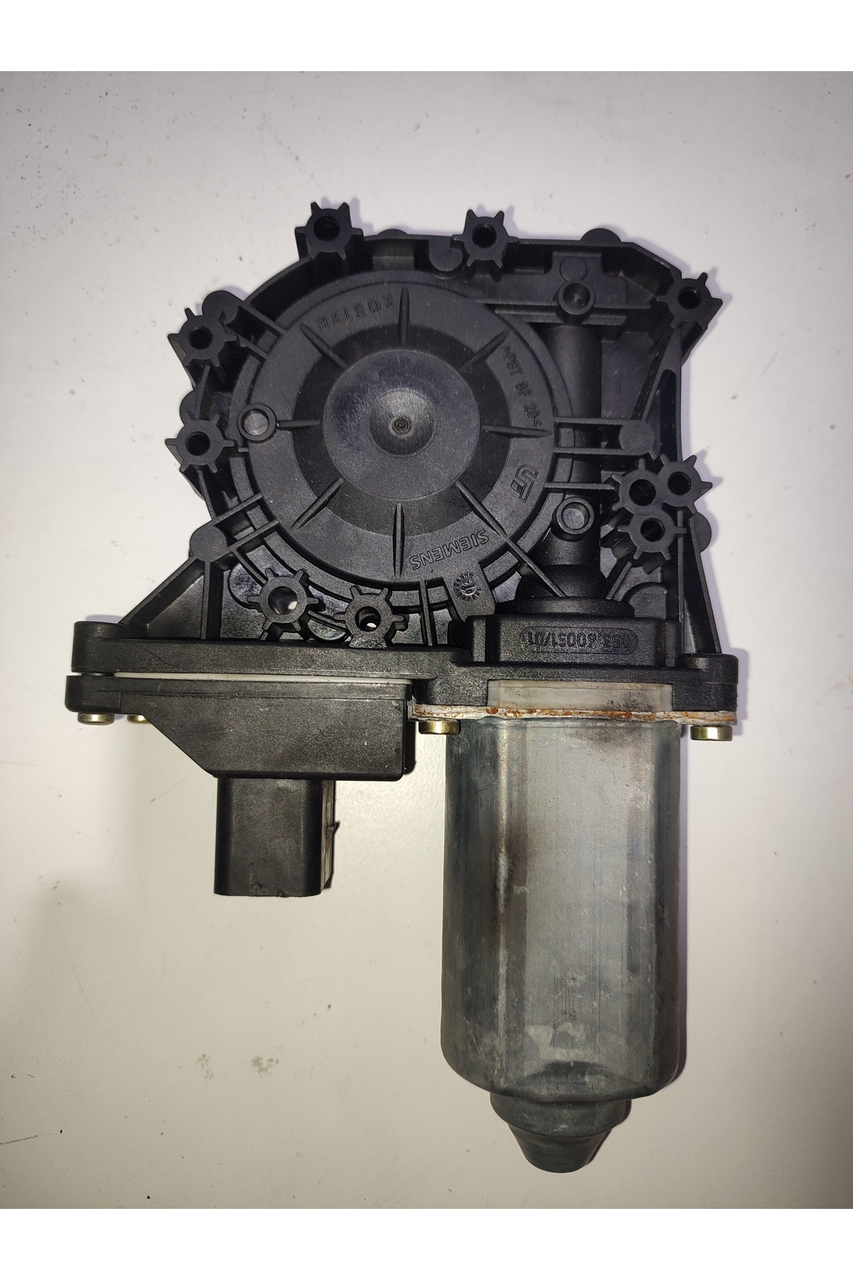 Audi A3 sol ön cam motoru 8L4959802A - Görsel 2