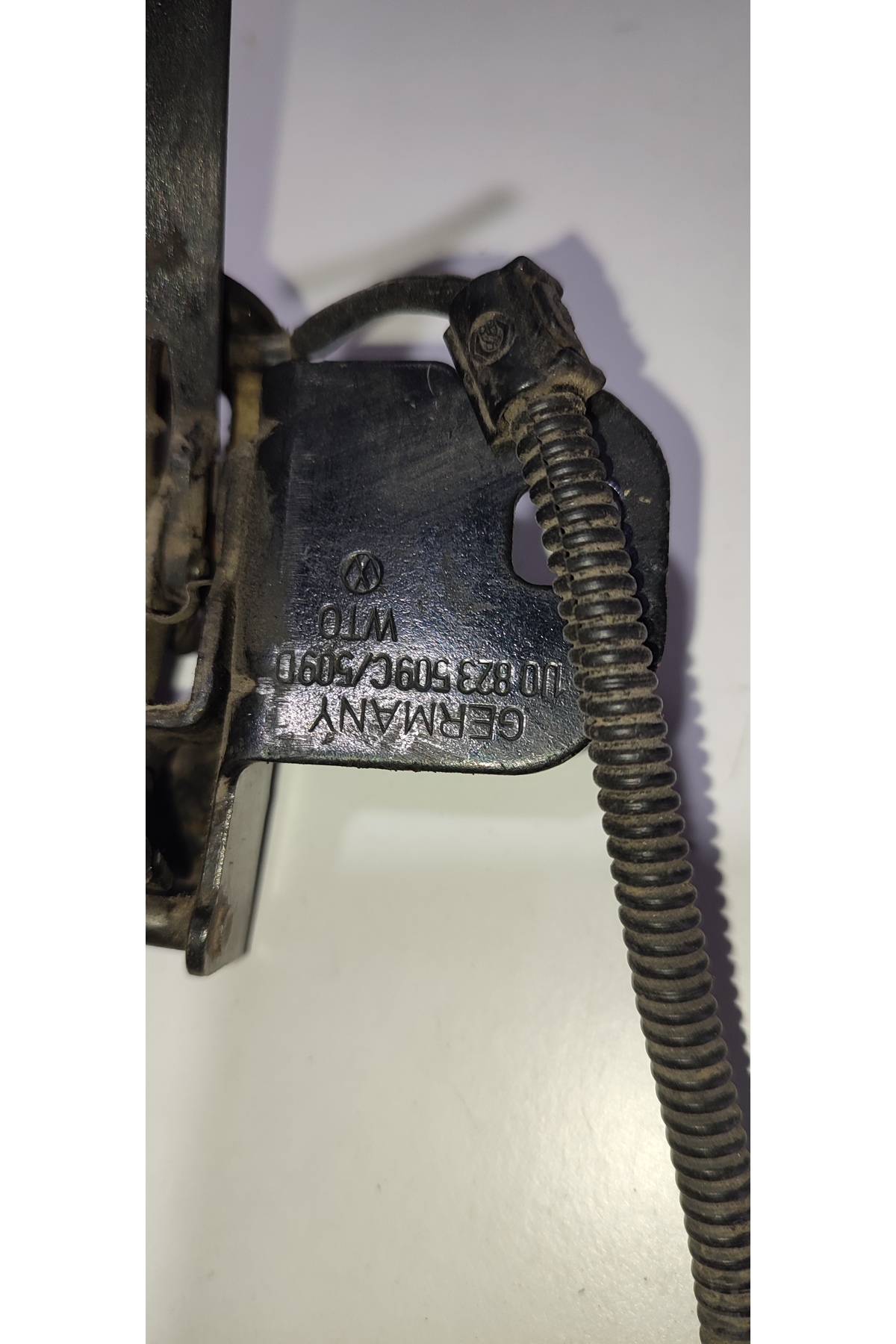 GOLF 4 KAPUT KİLİDİ Golf MK 4 kaput kilidi 1J0823509 - Görsel 2